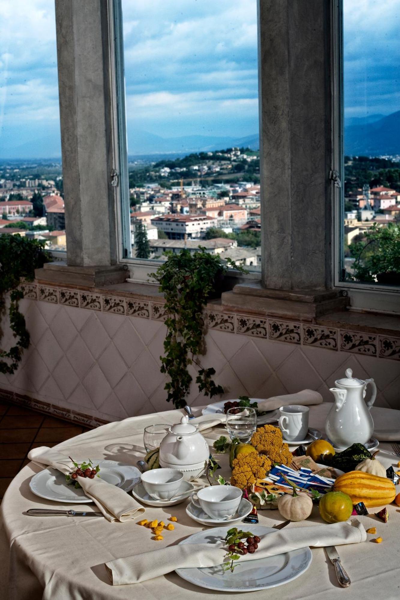 Palazzo Dragoni Hotel Spoleto Bagian luar foto